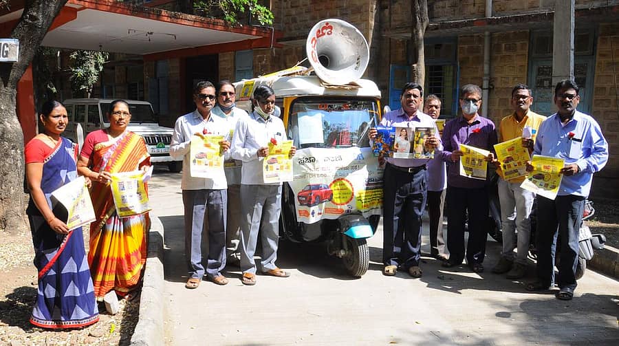 ವಿಜಯಪುರದಲ್ಲಿ ಗುರುವಾರ ‘ಪ್ರಜಾವಾಣಿ’ ನ್ಯೂಸ್‌ ಕ್ವಿಜ್‌ ಸ್ಪರ್ಧೆಯ ಆಟೊ ಪ್ರಚಾರಕ್ಕೆ  ಸಾರ್ವಜನಿಕ ಶಿಕ್ಷಣ ಇಲಾಖೆ ಉಪನಿರ್ದೇಶಕ ಸಿ.ಪ್ರಸನ್ನಕುಮಾರ್‌ ಚಾಲನೆ ನೀಡಿದರು–ಪ್ರಜಾವಾಣಿ ಚಿತ್ರ