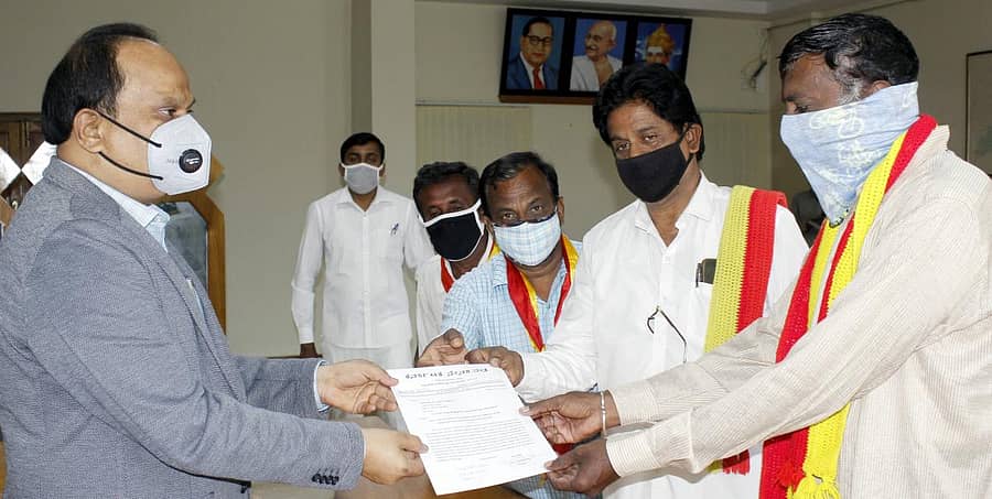 ಕರ್ನಾಟಕ ಸೇನಾ ಪಡೆಯ ಪದಾಧಿಕಾರಿಗಳು ಜಿಲ್ಲಾಧಿಕಾರಿ ಅವರ ಮೂಲಕ ಮುಖ್ಯಮಂತ್ರಿ ಅವರಿಗೆ ಮನವಿ ಸಲ್ಲಿಸಿದರು