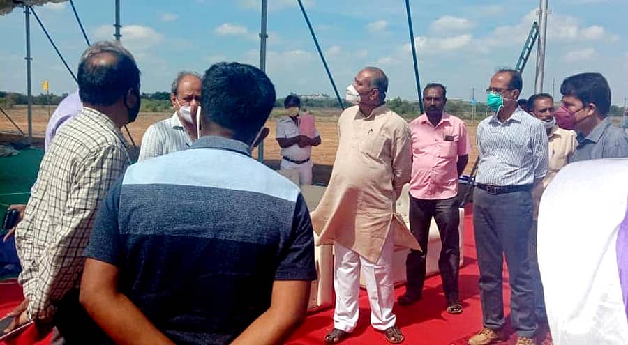 ಹಾವೇರಿ ತಾಲ್ಲೂಕು ದೇವಗಿರಿ ಯಲ್ಲಾಪುರ ಗ್ರಾಮದ ಬಳಿ ಮೆಡಿಕಲ್‌ ಕಾಲೇಜು ಶಂಕುಸ್ಥಾಪನೆಯ ಸಿದ್ಧತೆಗಳನ್ನು ಶಾಸಕ ನೆಹರು ಓಲೇಕಾರ ಪರಿಶೀಲಿಸಿದರು 