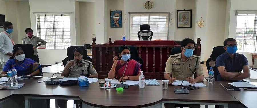 ಜಿಲ್ಲಾಧಿಕಾರಿ ಸಿ.ಸತ್ಯಭಾಮ ಕೋಲಾರದಲ್ಲಿ ಗುರುವಾರ ಜಿಲ್ಲಾ ಮಟ್ಟದ ಜಾಗೃತಿ ಮತ್ತು ಉಸ್ತುವಾರಿ ಸಮಿತಿ ಸಭೆ ನಡೆಸಿದರು.