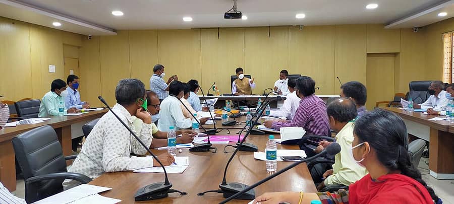 ಬೆಳಗಾವಿಯಲ್ಲಿ ಫಸಲ್ ಬಿಮಾ ಯೋಜನೆ ಅನುಷ್ಠಾನ ಕುರಿತು ಜಿಲ್ಲಾಧಿಕಾರಿ ಎಂ.ಜಿ. ಹಿರೇಮಠ ಗುರುವಾರ ಅಧಿಕಾರಿಗಳ ಸಭೆ ನಡೆಸಿದರು