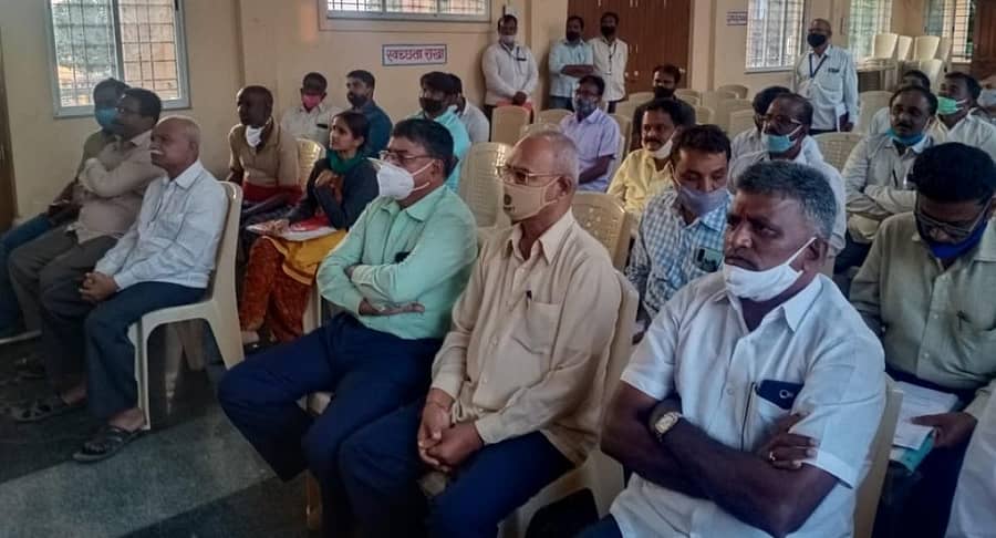 ಬೆಳಗಾವಿ ತಾಲ್ಲೂಕಿನ ಕಾಕತಿಯಲ್ಲಿ ಗುರುವಾರ ನಡೆದ ಸಭೆಯಲ್ಲಿ ಗ್ರಾಮಸ್ಥರು ಪಾಲ್ಗೊಂಡಿದ್ದರು