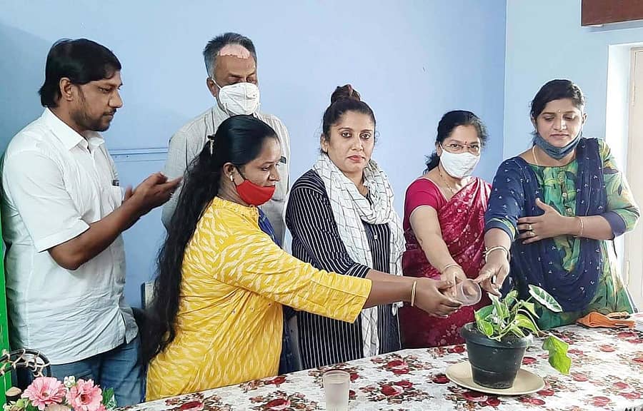 ಗೋದ್ರೇಜ್ ವೃತ್ತಿ ಸಂಸ್ಥೆ ಹಾಗೂ ಕೌಶಲ ದರ್ಪಣ ಸಂಸ್ಥೆ ಸಹಯೋಗದಲ್ಲಿ ಕೋಲಾರದಲ್ಲಿ ಗುರುವಾರ ಮಹಿಳೆಯರಿಗೆ ಹಮ್ಮಿಕೊಂಡಿದ್ದ ಬ್ಯುಟಿಷಿಯನ್ ಮೌಲ್ಯವರ್ಧಿತ ತರಬೇತಿ ಕಾರ್ಯಕ್ರಮವನ್ನು ಮಹಿಳಾ ಮತ್ತು ಮಕ್ಕಳ ಅಭಿವೃದ್ಧಿ ಇಲಾಖೆ ಉಪ ನಿರ್ದೇಶಕಿ ಪಾಲಿ ಉದ್ಘಾಟಿಸಿದರು.