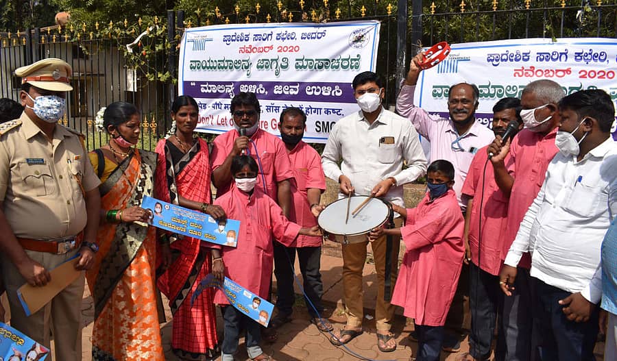 ಬೀದರ್‌ನ ಅಂಬೇಡ್ಕರ್‌ ವೃತ್ತದ ಬಳಿ ಪ್ರಾದೇಶಿಕ ಸಾರಿಗೆ ಇಲಾಖೆಯ ವತಿಯಿಂದ ‘ಮಾಲಿನ್ಯ ಅಳಿಸಿ ಜೀವ ಉಳಿಸಿ’ ಘೋಷವಾಕ್ಯದಡಿ ಆಯೋಜಿಸಿದ್ದ ವಾಯು ಮಾಲಿನ್ಯ ತಡೆ ಜಾಗೃತಿ ಮಾಸಾಚರಣೆ ಕಾರ್ಯಕ್ರಮಕ್ಕೆ ಜಿಲ್ಲಾಧಿಕಾರಿ ರಾಮಚಂದ್ರನ್‌ ಆರ್‌ ಚಾಲನೆ ನೀಡಿದರು. ಪ್ರಾದೇಶಿಕ ಸಾರಿಗೆ ಇಲಾಖೆಯ ಅಧಿಕಾರಿ ಶಿವಶಂಕರ, ಎಂ.ಡಿ.ಜಾಫರ್ ಸಾಧಿಕ್ ಇದ್ದಾರೆ