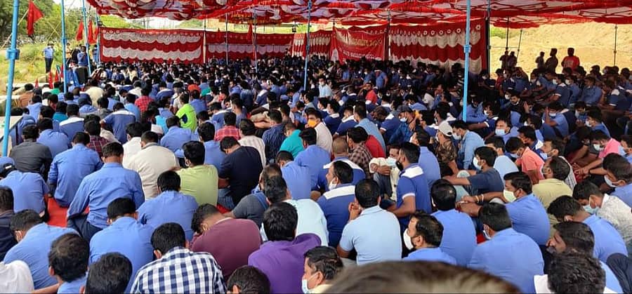 ಗುರುವಾರ ಪ್ರತಿಭಟನೆಯಲ್ಲಿ ಪಾಲ್ಗೊಂಡ ಕಾರ್ಮಿಕರು