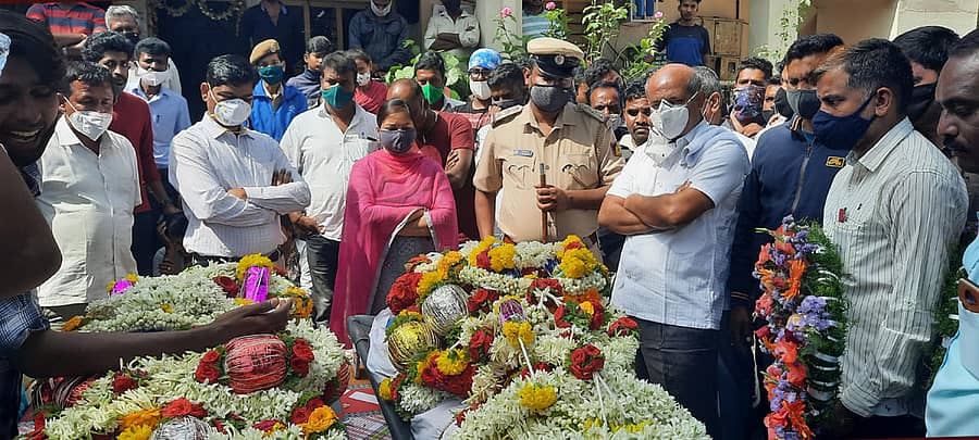 ಕೆ.ಆರ್.ನಗರ ತಾಲ್ಲೂಕಿನ ಸಿದ್ದನಕೊಪ್ಪಲು ಗೇಟ್ ಬಳಿ ಗುರುವಾರ ನಸುಕಿನಲ್ಲಿ ನಡೆದ ಅಪಘಾತದಲ್ಲಿ ಮೃತರಾದ ಎಎಸ್ಐ ಮೂರ್ತಿ ಮತ್ತು ಹೆಡ್ಕಾನ್ಸ್ಟೆಬಲ್ ಶಾಂತಕುಮಾರ್ ಅವರ ಪಾರ್ಥಿವ ಶರೀರಕ್ಕೆ ಶಾಸಕ ಸಾ.ರಾ.ಮಹೇಶ್, ತಹಶೀಲ್ದಾರ್ ಎಂ.ಮಂಜುಳಾ ಸೇರಿದಂತೆ ಇತರರು ಅಂತಿಮ ನಮನ ಸಲ್ಲಿಸಿದರು