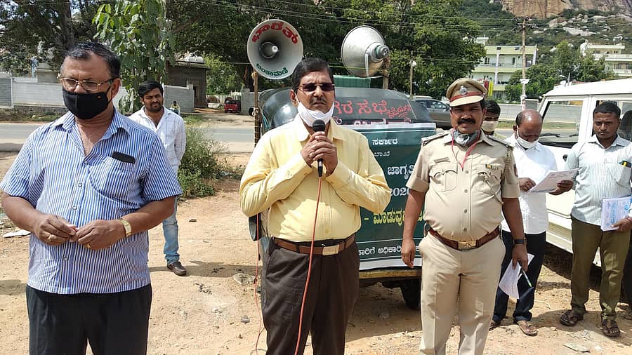 ಚಿಂತಾಮಣಿಯಲ್ಲಿ ಸಹಾಯಕ ಪ್ರಾದೇಶಿಕ ಸಾರಿಗೆ ಇಲಾಖೆಯಿಂದ ಗುರುವಾರ ಆಯೋಜಿಸಿದ್ದ ವಾಯುಮಾಲಿನ್ಯ ನಿಯಂತ್ರಣ ಜಾಗೃತಿ ಜಾಥಾದಲ್ಲಿ ಸಾರಿಗೆ ಇಲಾಖೆಯ ಅಧೀಕ್ಷಕ ವೇಣುಗೋಪಾಲ್ ಮಾತನಾಡಿದರು