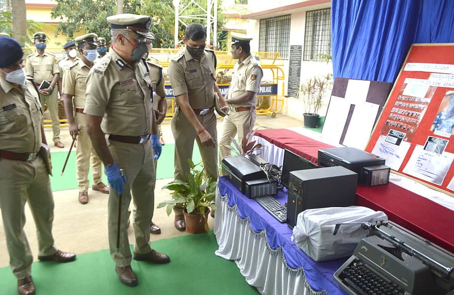 ಪೊಲೀಸರು ವಶಕ್ಕೆ ಪಡೆದಿರುವ ಕಂಪ್ಯೂಟರ್‌ ಸೇರಿದಂತೆ ವಿವಿಧ ದಾಖಲೆಗಳನ್ನು ವೀಕ್ಷಣೆ ಮಾಡಿದ ಕೇಂದ್ರ ವಲಯ ಐಜಿಪಿ ಸಿಮಂತ್‌ ಕುಮಾರ್‌ ಸಿಂಗ್‌