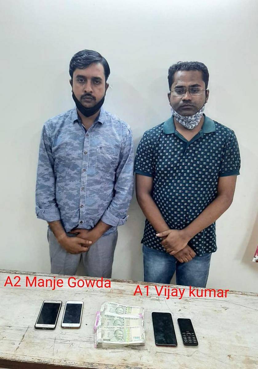 ಬಂಧಿತ ಆರೋಪಿಗಳಾದ ಮಂಜೇಗೌಡ ಹಾಗೂ ವಿಜಯ್ಕುಮಾರ್