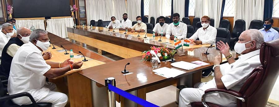 ದಾವಣಗೆರೆ ಮಹಾನಗರ ಪಾಲಿಕೆ ನಿಯೋಗವು ಗುರುವಾರ ವಿಧಾನಸೌಧದಲ್ಲಿ ಮುಖ್ಯಮಂತ್ರಿ ಬಿ.ಎಸ್. ಯಡಿಯೂರಪ್ಪ ಅವರನ್ನು ಭೇಟಿ ಮಾಡಿ ಚರ್ಚಿಸಿತು.