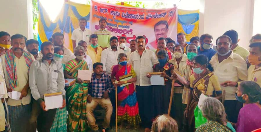 ಗೌರಿಬಿದನೂರು ಪಟ್ಟಣದಲ್ಲಿ ಜಿಲ್ಲಾ ಪಂಚಾಯಿತಿ ಸದಸ್ಯ ಕೆ. ಕೆಂಪರಾಜು ಅಂಗವಿಕಲರಿಗೆ ಪ್ರೋತ್ಸಾಹಧನ ವಿತರಿಸಿದರು