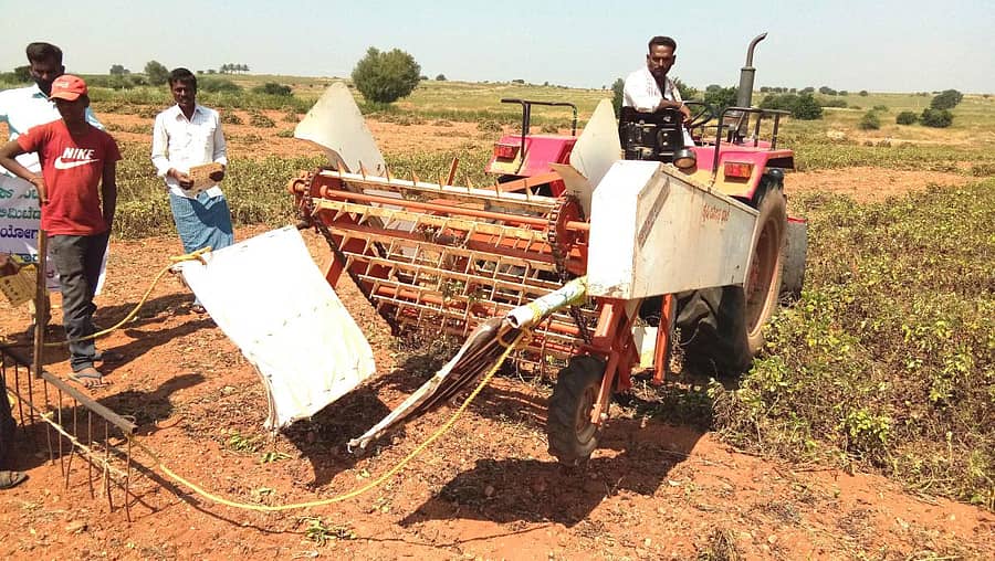 ಮೊಳಕಾಲ್ಮುರು ತಾಲ್ಲೂಕಿನ ರಾವಲಕುಂಟೆಯಲ್ಲಿ ಗುರುವಾರ ಶೇಂಗಾ ಕಟಾವು ಮಾಡುತ್ತಿರುವ ಯಂತ್ರ