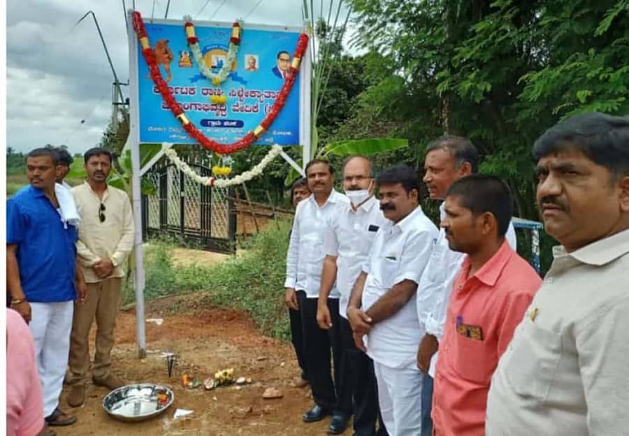 ಗೌರಿಬಿದನೂರು ತಾಲ್ಲೂಕಿನ ಮೇಲಿನ ದಿಮ್ಮಘಟ್ಟನಹಳ್ಳಿಯಲ್ಲಿ ಸಿಳ್ಳೆಕ್ಯಾತ (ಅಲೆಮಾರಿ) ಜನಾಂಗಾಭಿವೃದ್ಧಿ ವೇದಿಕೆಯ ಉದ್ಘಾಟನೆ ನಡೆಯಿತು