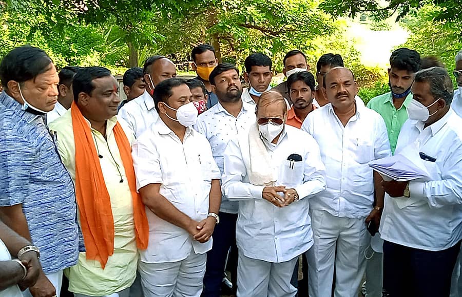 ಬಸವಕಲ್ಯಾಣದ ಅಂಬಿಗರ ಚೌಡಯ್ಯ ಸ್ಮಾರಕಕ್ಕೆ ಭೇಟಿ ನೀಡಿದ ನಿಜಶರಣ ಅಂಬಿಗರ ಚೌಡಯ್ಯ ಅಭಿವೃದ್ಧಿ ನಿಗಮದ ಅಧ್ಯಕ್ಷ ಬಾಬುರಾವ್ ಚಿಂಚನಸೂರ ಅವರಿಗೆ ಕೋಲಿ ಸಮಾಜದಿಂದ ಮನವಿಪತ್ರ ಸಲ್ಲಿಸಲಾಯಿತು