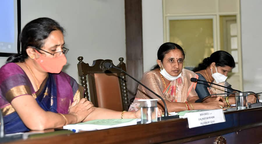 ಮೈಸೂರಿನ ಜಿಲ್ಲಾ ಪಂಚಾಯಿತಿಯಲ್ಲಿ ಶುಕ್ರವಾರ ನಿಗದಿಯಾಗಿದ್ದ ವಿಶೇಷ ಸಭೆಯಲ್ಲಿ ಮುಖ್ಯ ಕಾರ್ಯನಿರ್ವಹಣಾಧಿಕಾರಿ ಡಿ.ಭಾರತಿ, ಜಿಲ್ಲಾ ಪಂಚಾಯಿತಿ ಅಧ್ಯಕ್ಷೆ ಪರಿಮಳಾ ಶ್ಯಾಂ ಹಾಗೂ ಉಪಾಧ್ಯಕ್ಷರಾದ ಗೌರಮ್ಮ ಸೋಮಶೇಖರ್ ಭಾಗವಹಿಸಿದ್ದರು