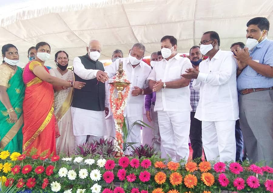 ಚನ್ನಗಿರಿಯ ತಾಲ್ಲೂಕು ಕ್ರೀಡಾಂಗಣದಲ್ಲಿ ಶುಕ್ರವಾರ ನಡೆದ ತಾಲ್ಲೂಕು ಮಟ್ಟದ ಜನಸ್ಪಂದನಾ ಕಾರ್ಯಕ್ರಮವನ್ನು ಜಿಲ್ಲಾ ಉಸ್ತುವಾರಿ ಸಚಿವ ಭೈರತಿ ಬಸವರಾಜ್ ಉದ್ಘಾಟಿಸಿದರು. ಸಂಸದ ಜಿ.ಎಂ. ಸಿದ್ದೇಶ್ವರ, ಶಾಸಕ ಮಾಡಾಳ್ ವಿರೂಪಾಕ್ಷಪ್ಪ ಇದ್ದರು.