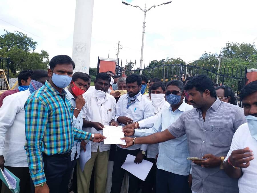ರಾಯಚೂರು ತಾಲ್ಲೂಕು ಚೆನ್ನದಾಸರ ಮಾಲದಾಸರಿ, ಹೊಲಸೆದಾಸರ ಸಮಾಜ ಸೇವಾ ಸಂಘದ ಪದಾಧಿಕಾರಿಗಳು ಶುಕ್ರವಾರ ಜಿಲ್ಲಾಡಳಿತಕ್ಕೆ ಮನವಿ ಒತ್ತಾಯಿಸಿದರು