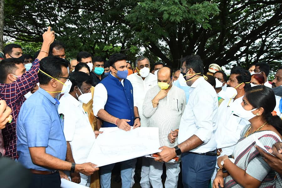 ಚಿತ್ರದುರ್ಗ ಜಿಲ್ಲಾ ಆಸ್ಪತ್ರೆಯ ಆವರಣದಲ್ಲಿ ಸರ್ಕಾರಿ ವೈದ್ಯಕೀಯ ಕಾಲೇಜು ಸ್ಥಾಪನೆಗೆ ಗುರುತಿಸಿದ ಸ್ಥಳವನ್ನು ವೈದ್ಯಕೀಯ ಶಿಕ್ಷಣ ಸಚಿವ ಡಾ.ಕೆ.ಸುಧಾಕರ್ ಅವರು ಶುಕ್ರವಾರ ಪರಿಶೀಲಿಸಿದರು. ಗೃಹ ಸಚಿವ ಬಸವರಾಜ ಬೊಮ್ಮಾಯಿ, ಸಂಸದ ಎ.ನಾರಾಯಣಸ್ವಾಮಿ, ಶಾಸಕರಾದ ಜಿ.ಎಚ್.ತಿಪ್ಪಾರೆಡ್ಡಿ, ಟಿ.ರಘುಮೂರ್ತಿ, ಜಿಲ್ಲಾ ಪಂಚಾಯಿತಿ ಅಧ್ಯಕ್ಷೆ ಶಶಿಕಲಾ ಸುರೇಶಬಾಬು ಇದ್ದಾರೆ.