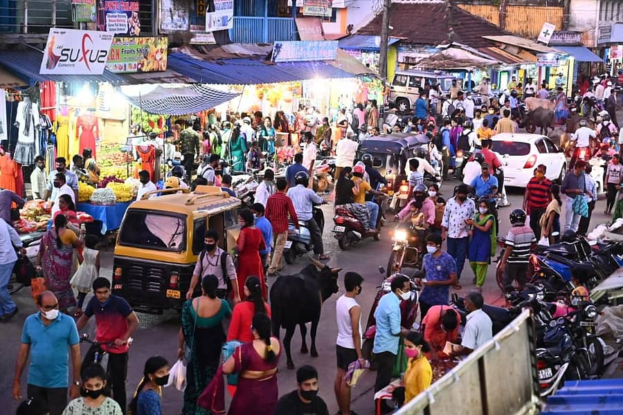 ಕಾರವಾರ ಮಾರುಕಟ್ಟೆಯಲ್ಲಿ ಶುಕ್ರವಾರ ಕಂಡು ಬಂದ ಜನದಟ್ಟಣೆ