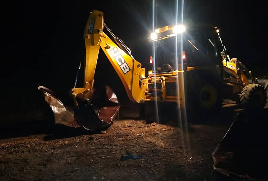 ಜೆ.ಸಿ.ಬಿ. ಯಂತ್ರದಿಂದ ಅಕ್ರಮ ಮರಳು ಗಣಿಗಾರಿಕೆಗೆ ಬಳಸಿದ ತೆಪ್ಪಗಳನ್ನು ನಾಶ ಮಾಡಲಾಯಿತು