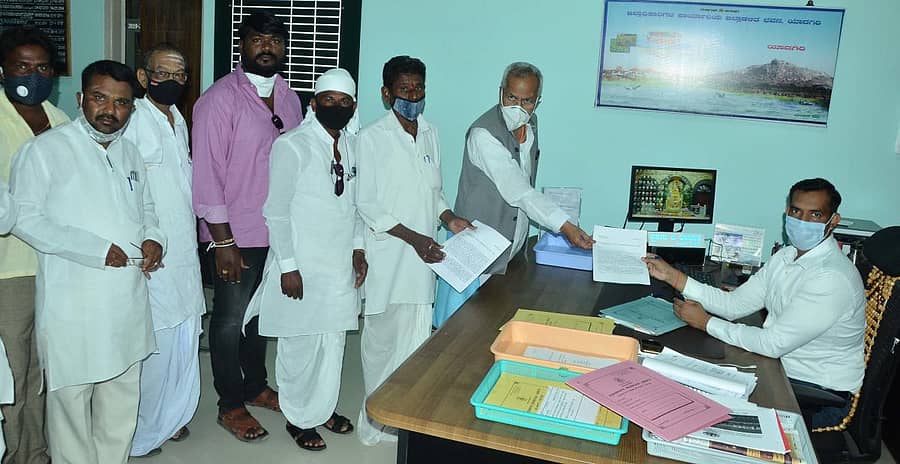 ವಿವಿಧ ಬೇಡಿಕೆಗೆ ಈಡೇರಿಕೆಗೆ ಆಗ್ರಹಿಸಿ ವಿಧಾನ ಪರಿಷತ್ ಮಾಜಿ ಸದಸ್ಯ ಚೆನ್ನಾರಡ್ಡಿ ಪಾಟೀಲ ತುನ್ನೂರ ನೇತೃತ್ವದಲ್ಲಿ ಹುರುಸಗುಂಡಗಿ ಗ್ರಾಮಸ್ಥರು ಹೆಚ್ಚುವರಿ ಜಿಲ್ಲಾಧಿಕಾರಿಗೆ ಮನವಿ ಸಲ್ಲಿಸಿದರು