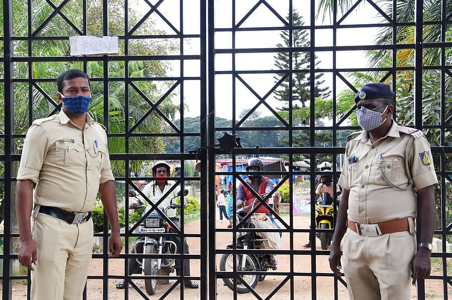 ಪಟಾಕಿ ವರ್ತಕರಿಗೆ ಪ್ರವೇಶ ನೀಡದೇ ಮೈಸೂರಿನ ಜೆ.ಕೆ.ಮೈದಾನದ ಗೇಟ್ನ್ನು ಹಾಕಿದ್ದ ದೃಶ್ಯ ಶುಕ್ರವಾರ ಕಂಡು ಬಂತು.