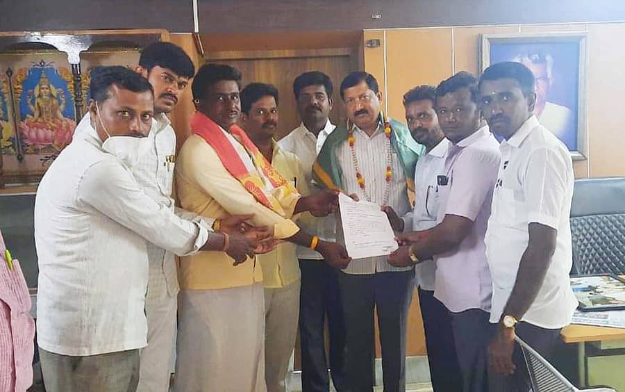 ಕನಕಗಿರಿ ಸಮೀಪದ ನವಲಿ ಕೃಷಿ ಪ್ರಾಥಮಿಕ ಪತ್ತಿನ ಸಹಕಾರ ಸಂಘಕ್ಕೆ ಸಾಲ ನೀಡುವಂತೆ ಒತ್ತಾಯಿಸಿ ರಾಯಚೂರು ಜಿಲ್ಲಾ ಸಹಕಾರ ಬ್ಯಾಂಕ್ ಅಧ್ಯಕ್ಷ ಪಂಪನಗೌಡ ಬಾದರ್ಲಿ ಅವರಿಗೆ ಸಂಘದ ಪದಾಧಿಕಾರಿಗಳು ಭಾನುವಾರ ಮನವಿ ಪತ್ರ ಸಲ್ಲಿಸಿದರು