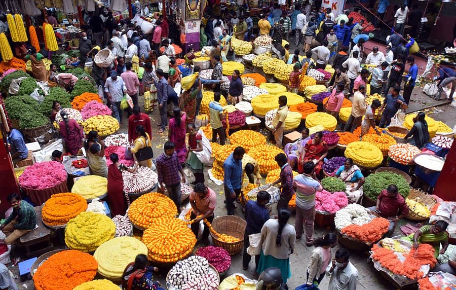ಕೆ.ಆರ್.ಮಾರುಕಟ್ಟೆಯಲ್ಲಿ ಹೂಗಳ ಖರೀದಿಗೆ ಶುಕ್ರವಾರ ನೆರೆದಿದ್ದ ಜನ – ಪ್ರಜಾವಾಣಿ ಚಿತ್ರಗಳು