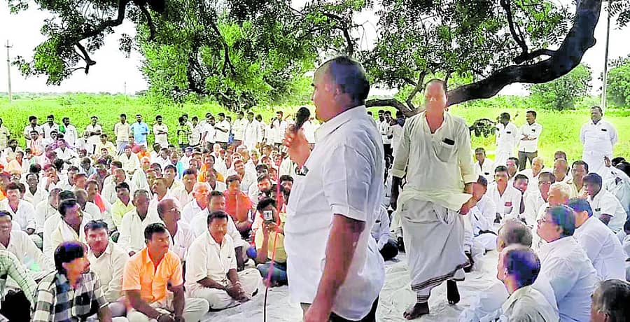 ಮಸ್ಕಿ ಸಮೀಪದ ಅಂತರಗಂಗಿ ದೇವಸ್ಥಾನದ ಬಳಿ ಶುಕ್ರವಾರ ನಡೆದ ಸಭೆಯಲ್ಲಿ ಕಾಂಗ್ರೆಸ್ ಮುಖಂಡ ಸಿದ್ದಣ್ಣ ಹೂವಿನಭಾವಿ ಮಾತನಾಡಿದರು