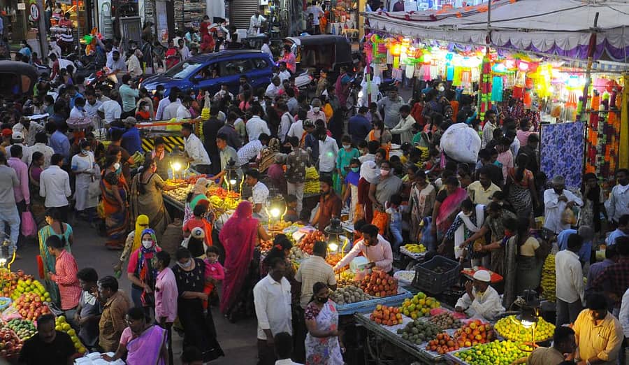 ವಿಜಯಪುರ ಮಾರುಕಟ್ಟೆಯಲ್ಲಿ ಶುಕ್ರವಾರ ಸಂಜೆ ಖರೀದಿಯಲ್ಲಿ ನಿರತ ಗ್ರಾಹಕರು–ಪ್ರಜಾವಾಣಿ ಚಿತ್ರ