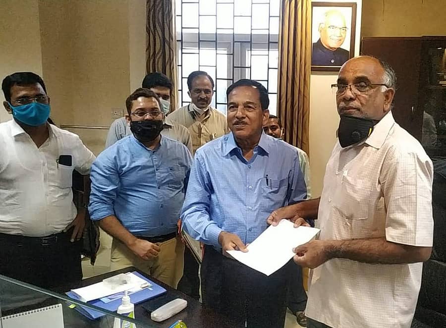 ಅಧಿಕಾರವಧಿ ಮುಗಿದಿದ್ದರಿಂದ ಕರ್ನಾಟಕ ಕೇಂದ್ರೀಯ ವಿ.ವಿ.ಯ ನಿರ್ಗಮಿತ ಕುಲಪತಿ ಪ್ರೊ.ಎಚ್‌.ಎಂ.ಮಹೇಶ್ವರಯ್ಯ ಅವರು ಹಿರಿಯ ಪ್ರಾಧ್ಯಾಪಕ ಪ್ರೊ.ಎನ್. ನಾಗರಾಜು ಅವರಿಗೆ ಶುಕ್ರವಾರ ಅಧಿಕಾರ ಹಸ್ತಾಂತರಿಸಿದರು