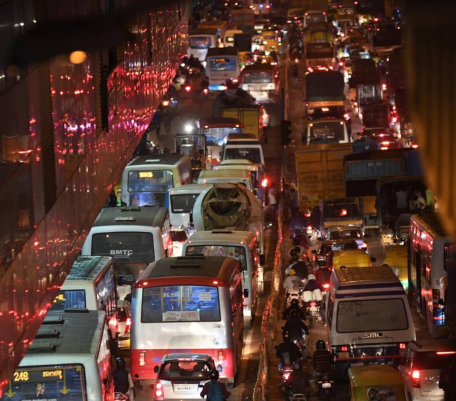 ನಗರದಲ್ಲಿ ಶುಕ್ರವಾರ ಕಂಡ ಸಂಚಾರ ದಟ್ಟಣೆ