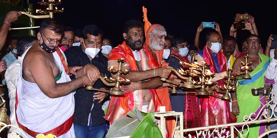 ‘ಹಂಪಿ ಉತ್ಸವ’ದ ಪ್ರಯುಕ್ತ ಶುಕ್ರವಾರ ಸಂಜೆ ತುಂಗಾಭದ್ರಾ ನದಿ ದಂಡೆಯಲ್ಲಿ ಸಂಸದ ವೈ.ದೇವೇಂದ್ರಪ್ಪ, ಜಿಲ್ಲಾಧಿಕಾರಿ ಎಸ್.ಎಸ್. ನಕುಲ್, ವಿದ್ಯಾರಣ್ಯ ಭಾರತಿ ಸ್ವಾಮೀಜಿ, ಅರಣ್ಯ ಸಚಿವ ಆನಂದ್ ಸಿಂಗ್ ಅವರು ತುಂಗೆಗೆ ಆರತಿ ಬೆಳಗಿದರುಪ್ರಜಾವಾಣಿ ಚಿತ್ರ: ಕೆ.ಎಂ. ಕೊಟ್ರೇಶ್
