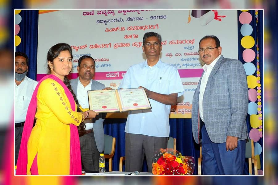 ಮುಗಳಖೋಡದ ಡಾ.ಸಿ.ಬಿ.ಕುಲಿಗೋಡ ಪದವಿ ಕಾಲೇಜಿನ ಅತಿಥಿ ಉಪನ್ಯಾಸಕಿ ಶಿವಲೀಲಾ ಪಾರ್ವತಿ (ಶೇಗುಣಸಿ) ಆರ್ಸಿಯುನಲ್ಲಿ ಸ್ನಾತಕೋತ್ತರ ಪದವಿ ಇಂಗ್ಲಿಷ್ ವಿಭಾಗದಲ್ಲಿ ಚಿನ್ನದ ಪದಕ ಪಡೆದಿದ್ದು, ಈಚೆಗೆ ಬೆಳಗಾವಿಯಲ್ಲಿ ನಡೆದ ಕಾರ್ಯಕ್ರಮದಲ್ಲಿ ಶಾಸಕ ಸತೀಶ ಜಾರಕಿಹೊಳಿ ಪ್ರದಾನ ಮಾಡಿದರು