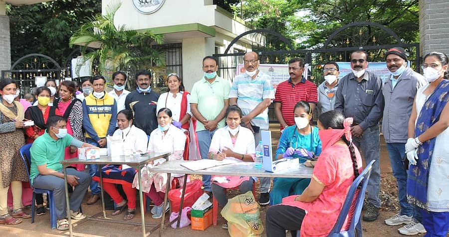 ವಿಶ್ವ ಮಧುಮೇಹ ದಿನಾಚರಣೆ ಅಂಗವಾಗಿ ತುಮಕೂರು ವಿಶ್ವವಿದ್ಯಾಲಯ ಮುಂಭಾಗ ಸಾರ್ವಜನಿಕರಿಗೆ ಮಧುಮೇಹ ತಪಾಸಣೆ ನಡೆಯಿತು