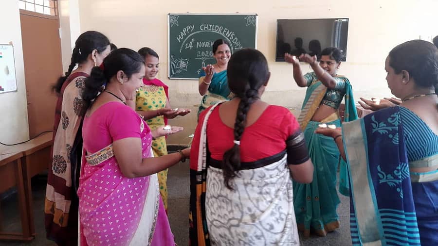 ರಾಯಚೂರಿನ ಬಸವಶ್ರೀ ಶಾಲೆಯಲ್ಲಿ ಶಿಕ್ಷಕಿಯರು ಮಕ್ಕಳ ದಿನಾಚರಣೆಯನ್ನು ದೀಪ ಬೆಳಗಿಸುವ ಮೂಲಕ ವಿಶೇಷವಾಗಿ ಆಚರಿಸಿದರು