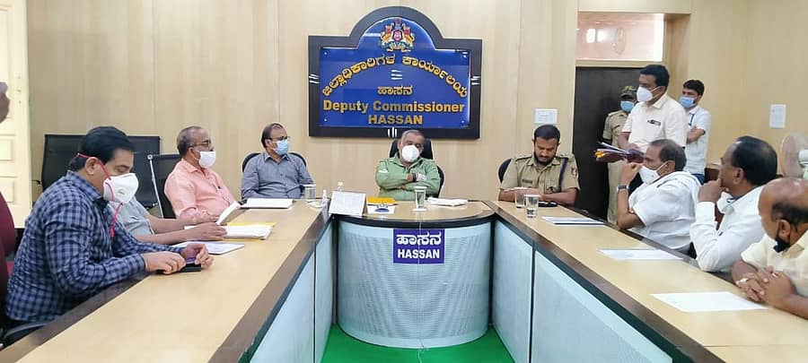 ಹಾಸನದಲ್ಲಿ ಸಣ್ಣ ನೀರಾವರಿ ಸಚಿವ ಜೆ.ಸಿ.ಮಾಧುಸ್ವಾಮಿ ಅವರು ಅಧಿಕಾರಿಗಳ ಸಭೆ ನಡೆಸಿದರು.