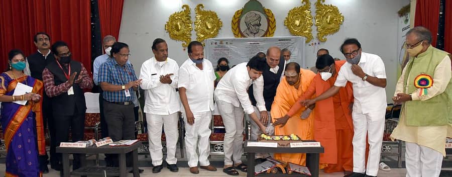 ಕಲಬುರ್ಗಿಯ ಶರಣಬಸವ ವಿಶ್ವವಿದ್ಯಾಲಯದ ಆವರಣದಲ್ಲಿ ಶನಿವಾರ ಶರಣಬಸವೇಶ್ವರ ಸಂಸ್ಥಾನದ 8ನೇ ಪೀಠಾಧಿಪತಿ ಡಾ. ಶರಣಬಸವಪ್ಪ ಅಪ್ಪ, ದಾಕ್ಷಾಯಿಣಿ ಅಪ್ಪ ಮತ್ತು 9ನೇ ಪೀಠಾಧಿಪತಿ ದೊಡ್ಡಪ್ಪ ಅಪ್ಪ ಜನ್ಮದಿನೋತ್ಸವ ಕಾರ್ಯಕ್ರಮವನ್ನು ಗಣ್ಯರು ಉದ್ಘಾಟಿಸಿದರು