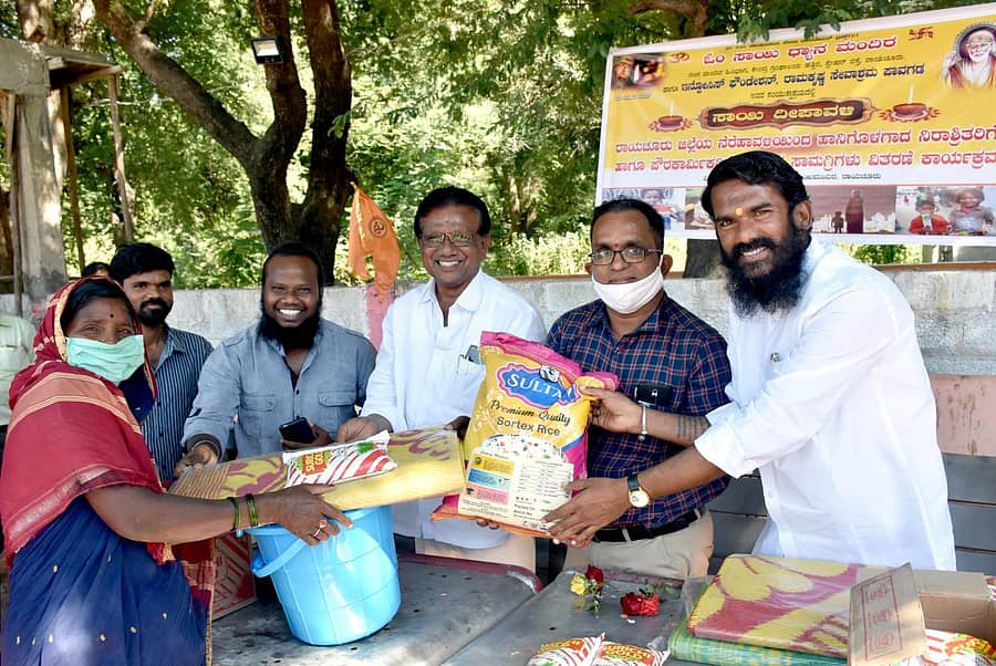 ರಾಯಚೂರಿನ ಶ್ರೀಸಾಯಿ ಮಂದಿರ ಆವರಣದಲ್ಲಿ ಶನಿವಾರ ಏರ್ಪಡಿಸಿದ್ದ ಪೌರಕಾರ್ಮಿಕರಿಗೆ ಅಗತ್ಯ ದಿನಬಳಕೆ ವಸ್ತುಗಳ ವಿತರಣೆ ಕಾರ್ಯಕ್ರಮದಲ್ಲಿ ನಗರಸಭೆ ಸದಸ್ಯ ಜಯಣ್ಣ ಹಾಗೂ ದೇವಸ್ಥಾನ ಸಮಿತಿಯವರು ವಸ್ತುಗಳನ್ನು ವಿತರಿಸಿದರು