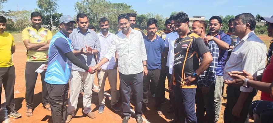 ಬೆಳಗಾವಿ ತಾಲ್ಲೂಕಿನ ಮೊದಗಾ ಗ್ರಾಮದಲ್ಲಿ ಶನಿವಾರ ನಡೆದ ‘ಮೋದಗಾ ಪ್ರೀಮಿಯರ್ ಲೀಗ್’ ಕ್ರಿಕೆಟ್ ಟೂರ್ನಿಯನ್ನು ಹರ್ಷ ಶುಗರ್ಸ್ ವ್ಯವಸ್ಥಾಪಕ ನಿರ್ದೇಶಕ ಚನ್ನರಾಜ ಹಟ್ಟಿಹೊಳಿ ಉದ್ಘಾಟಿಸಿದರು