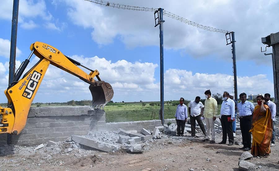 ದಾವಣಗೆರೆ ಹೊರ ವರ್ತುಲ ರಸ್ತೆಯನ್ನು ಒತ್ತುವರಿ ಮಾಡಿಕೊಂಡು ಕಟ್ಟಿದ್ದ ಚೌಟ್ರಿಯನ್ನು ಧೂಡಾ ವತಿಯಿಂದ ತೆರವುಗೊಳಿಸಲಾಯಿತು