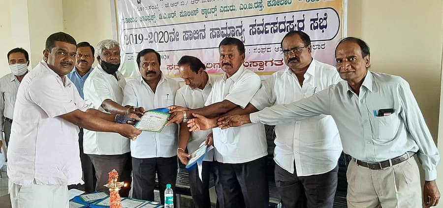 ಕೋಲಾರದಲ್ಲಿ ಶನಿವಾರ ನಡೆದ ಗೋಲ್ಡ್ಫೀಲ್ಡ್ ಸೌಹಾರ್ದ ಸಹಕಾರ ಸಂಘದ ಸರ್ವ ಸದಸ್ಯರ ಸಭೆಯಲ್ಲಿ ಸಂಘದ ಅಧ್ಯಕ್ಷ ಕೆ.ಬಿ.ಗೋಪಾಲಕೃಷ್ಣ ಸದಸ್ಯತ್ವ ಷೇರು ಪ್ರಮಾಣಪತ್ರ ವಿತರಿಸಿದರು.