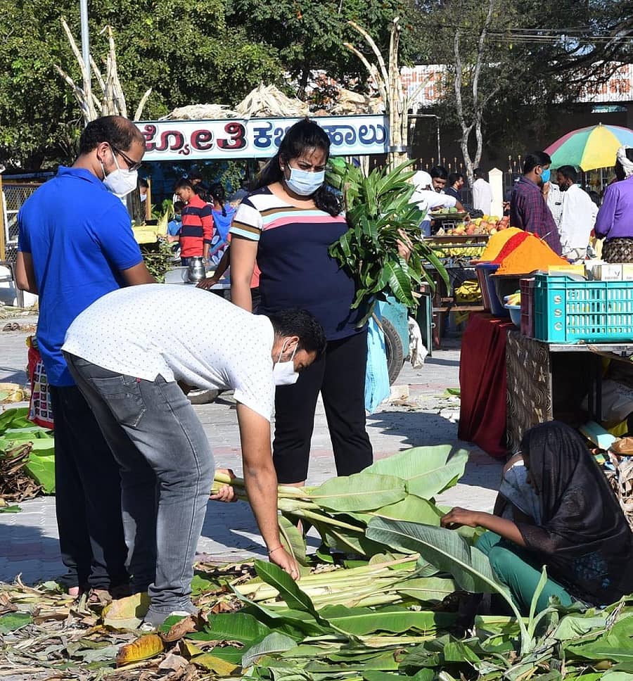ದೀಪಾವಳಿಗೆ ಮಾವಿನಸೊಪ್ಪು, ಬಾಳೆದಿಂಡು ಖರೀದಿಸುತ್ತಿರುವ ಯುವತಿ