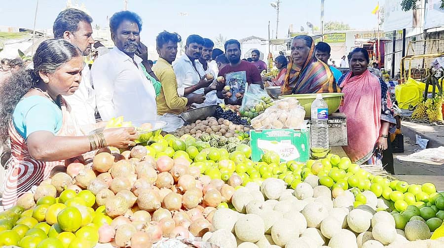 ಕನಕಗಿರಿಯ ರಾಜಬೀದಿಯಲ್ಲಿ ದೀಪಾವಳಿ ಹಬ್ಬ ಆಚರಣೆಗೆ ವರ್ತಕರು ಶನಿವಾರ ವಿವಿಧ ನಮೂನೆಯ ಹಣ್ಣು ಖರೀದಿಸಿದರು