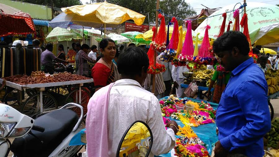 ಚಿಂತಾಮಣಿಯ ಮಾರುಕಟ್ಟೆಯಲ್ಲಿ ನೋಮುದಾರ ಹಾಗೂ ಹಣತೆಗಳ ಖರೀದಿಯ ಭರಾಟೆ