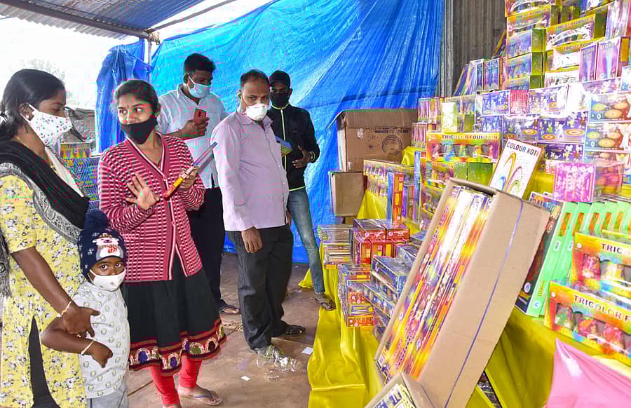 ಮೈಸೂರಿನ ಜೆ.ಕೆ.ಮೈದಾನದಲ್ಲಿ ಪಟಾಕಿ ಅಂಗಡಿಗಳನ್ನು ಶನಿವಾರ ತೆರೆಯಲಾಗಿದ್ದು, ಸಾರ್ವಜನಿಕರು ಪಟಾಕಿ ಖರೀದಿಸಿದರು (ಎಡಚಿತ್ರ) ಆಕಾಶಬುಟ್ಟಿ ವೀಕ್ಷಿಸಿದ ಗೃಹಿಣಿ –ಪ್ರಜಾವಾಣಿ ಚಿತ್ರಗಳು: ಬಿ.ಆರ್.ಸವಿತಾ