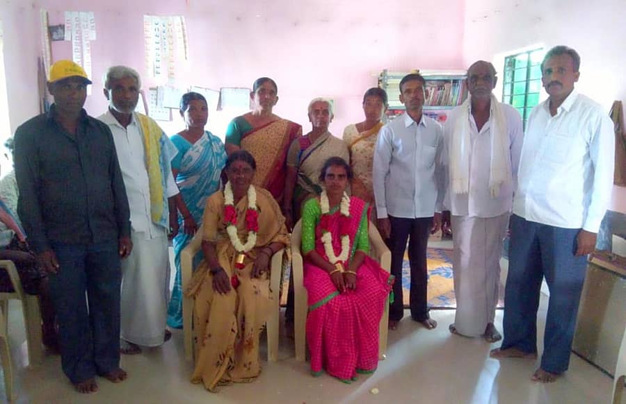 ಶಿಡ್ಲಘಟ್ಟ ತಾಲ್ಲೂಕಿನ ಗೊರ್ಲಗುಮ್ಮನಹಳ್ಳಿಯ ಹಾಲು ಉತ್ಪಾದಕರ ಸಹಕಾರ ಸಂಘದ ಅಧ್ಯಕ್ಷರಾಗಿ ಮೌನಿಕಾ ಮತ್ತು ಉಪಾಧ್ಯಕ್ಷರಾಗಿ ಈಶ್ವರಮ್ಮ ಆಯ್ಕೆಯಾಗಿದ್ದಾರೆ