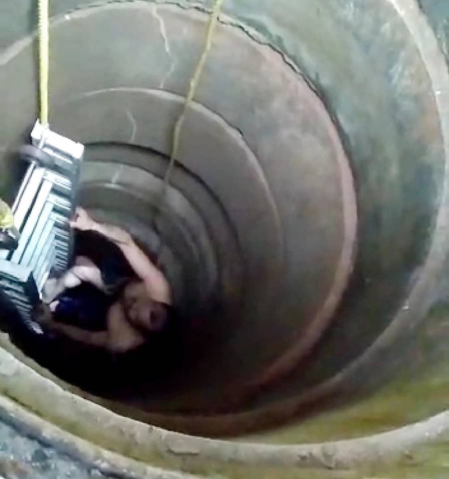 ಸಿದ್ದಾಪುರ ಸಮೀಪದ ಕರಡಿಗೋಡು ರಸ್ತೆ ಬಳಿ ಬಾವಿಗೆ ಬಿದ್ದ ವ್ಯಕ್ತಿಯನ್ನು ರಕ್ಷಿಸಲಾಯಿತು