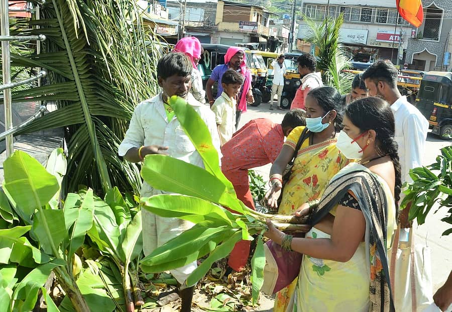ಯಾದಗಿರಿಯ ಗಾಂಧಿ ವೃತ್ತದ ಸಮೀಪ ಬಾಳೆದಿಂಡು ವ್ಯಾಪಾರದಲ್ಲಿ ತೊಡಗಿಸಿಕೊಂಡಿರುವ ಗ್ರಾಹಕರು