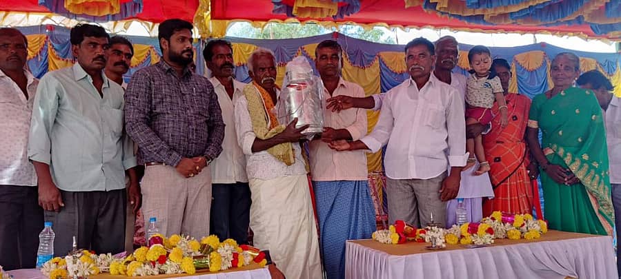 ಗೌರಿಬಿದನೂರು ತಾಲ್ಲೂಕಿನ ಡಿ. ಪಾಳ್ಯದ ಹಾಲು ಉತ್ಪಾದಕರ ಸಹಕಾರ ಸಂಘದ ಸದಸ್ಯರಿಗೆ ಒಕ್ಕೂಟದ ಉಪ ವ್ಯವಸ್ಥಾಪಕ ಗಜರಾಜ್ ಶಿ. ರಣತೂರ್ ಹಾಲಿನ ಕ್ಯಾನ್ ವಿತರಿಸಿದರು